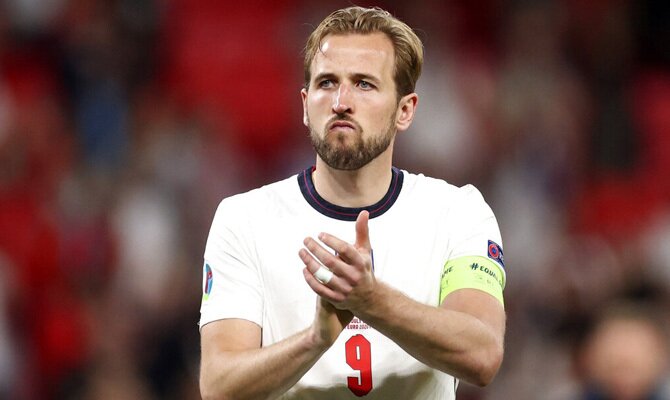 Harry Kane aplaude en la imagen animando a sus compañeros. Cuotas y picks Hungría vs Inglaterra.