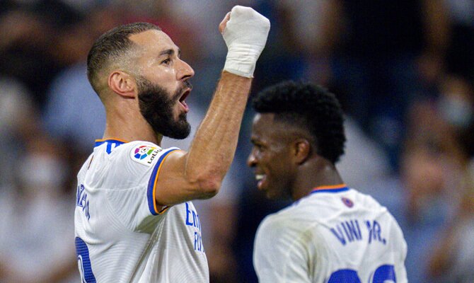 Benzema y Vinicius se abrazan celebrando un gol. Cuotas Inter vs Real Madrid, Champions League.