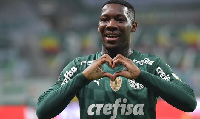 Patrick de Paula celebra un gol haciendo un corazón con los dedos. Palmeiras vs Atlético Mineiro.