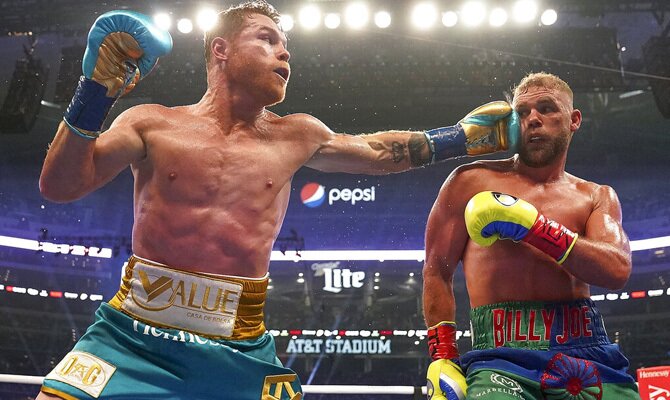Canelo Álvarez conecta un golpe sobre su rival. Cuotas y picks Canelo Álvarez vs Caleb Plant.