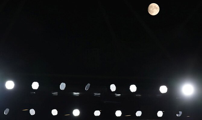 Imagen de los focos de un estadio encendidos. Cuotas y pronósticos Alianza Lima vs Sporting Cristal.
