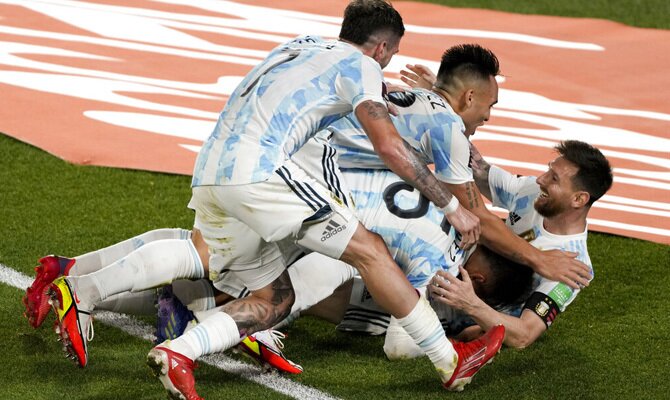 Messi es abrazado por varios compañeros en la imagen. Cuotas y pronósticos Argentina vs Perú