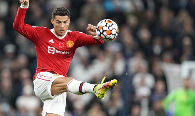 Imagen de Cristiano Ronaldo tratando de conectar con el balón. Cuotas Atalanta vs Manchester United.