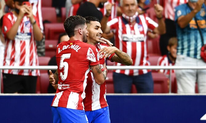 Rodrigo De Paul y Ángel Correa se abrazan. Cuotas y pronósticos Atlético de Madrid vs Betis, LaLiga.