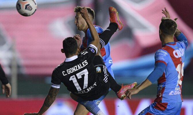 Christofer Gonzales realiza una chilena. Cuotas Binacional vs Sporting Cristal del Clausura Liga 1.
