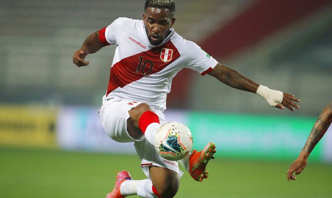 Jefferson Farfán hace un control acrobático. Cuotas Bolivia vs Perú, Eliminatorias Mundial 2022.