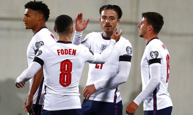 Foden y Grealish se saludan tras anotar un gol. Cuotas Inglaterra vs Hungría, Eliminatorias UEFA.