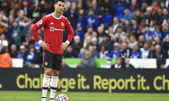 Cristiano Ronaldo con los brazos en jarra. Cuotas y pronósticos Manchester United vs Atalanta.