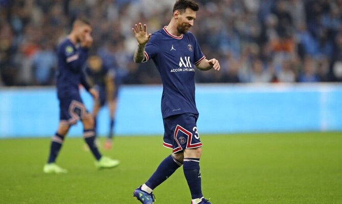 Messi hace un gesto con la mano en la imagen. Cuotas y pronósticos PSG vs Lille, Ligue 1.