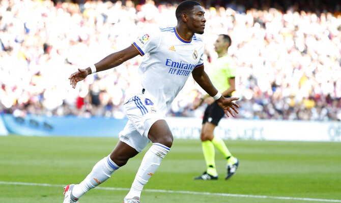 David Alaba celebra un gol abriendo los brazos. Cuotas y pronósticos Real Madrid vs Osasuna, LaLiga.