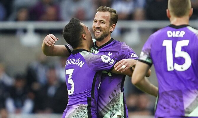 Harry Kane y Reguilón se abrazan para celebrar un gol. Cuotas Tottenham vs Manchester United.