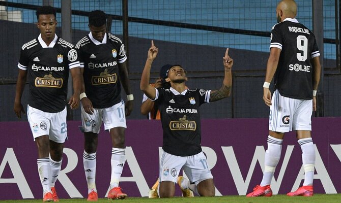 Cristofer Gonzales levanta los dedos señalando al cielo. Cuotas Sporting Cristal vs Alianza Lima.