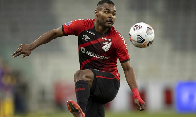 Imagen de Nikao controlando el balón. Cuotas Athletico Paranaense vs Bragantino, Copa Sudamericana.