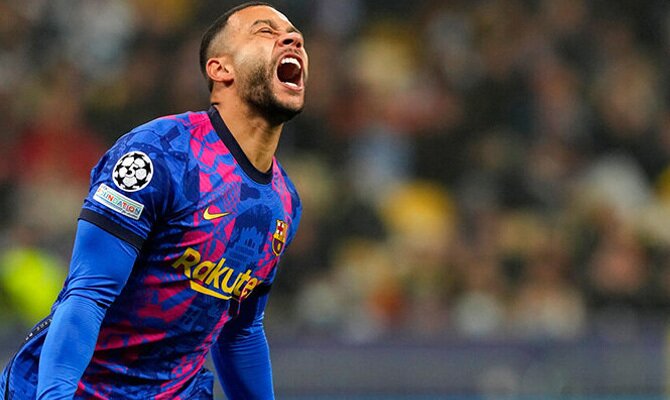 Imagen de Memphis Depay lamentando una ocasión fallada. Cuotas Barcelona vs Espanyol, LaLiga.
