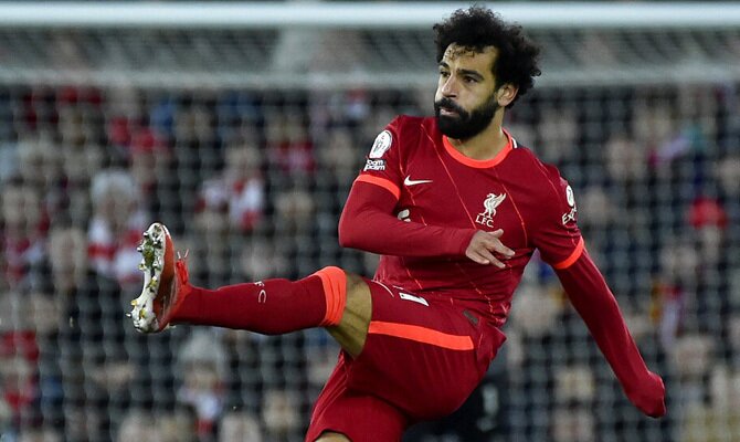 Imagen de Mohamed Salah en el momento de golpear el balón. Pronósticos Everton vs Liverpool.