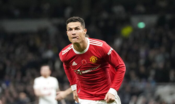 Ronaldo corre en la imagen para celebrar un gol. Cuotas Manchester United vs Manchester City.