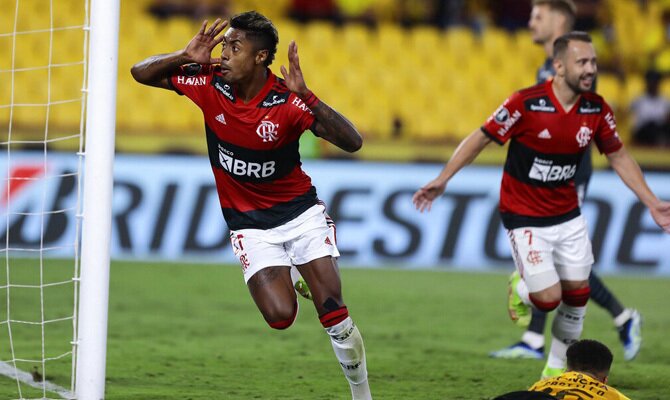 Bruno Henrique celebra un gol mirando a la grada. Cuotas Palmeiras vs Flamengo, Copa Libertadores.