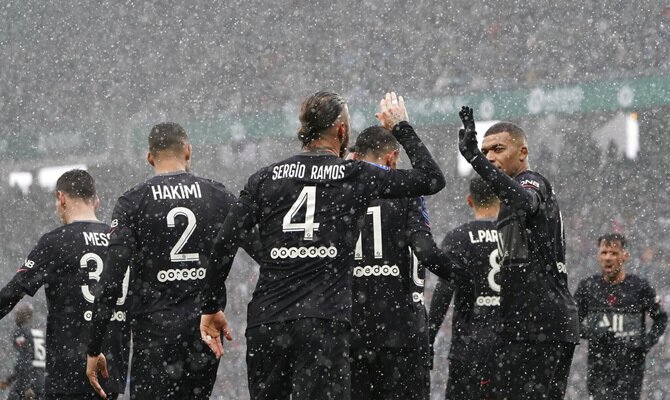 Sergio Ramos y Mbappé chocan las manos. Pronósticos y cuotas PSG vs Niza de la Ligue 1.