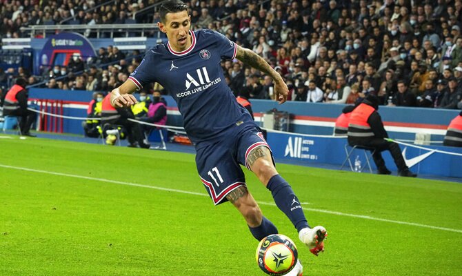 Ángel Di María controla el balón en la imagen. Cuotas y pronósticos RB Leipzig vs PSG.