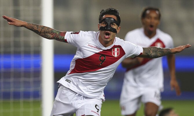 Lapadula celebra un gol en la imagen. Pronósticos Venezuela vs Perú, Eliminatorias Conmebol.