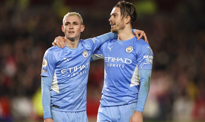 Foden y Grealish abrazados en un partido de los Skyblues. Cuotas Arsenal vs Manchester City.