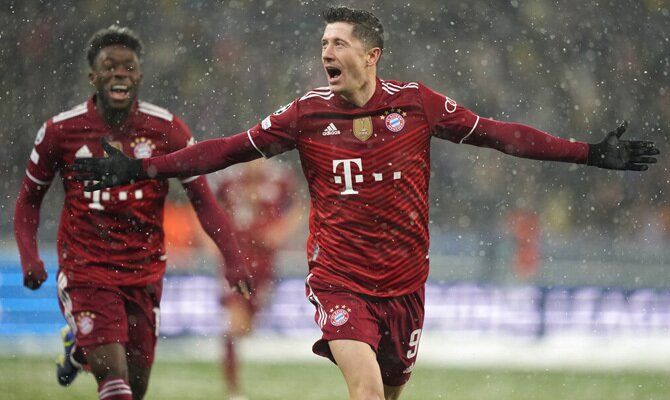 Robert Lewandowski abre los brazos celebrando un gol. Cuotas Borussia Dortmund vs Bayern Múnich.