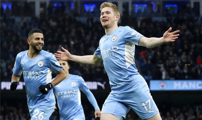 Kevin De Bruyne abre los brazos celebrando un gol. Cuotas Brentford vs Manchester City, Premier.