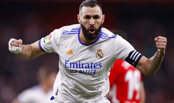 Karim Benzema cierra los puños festejando un gol. Cuotas Getafe vs Real Madrid, LaLiga Santander.