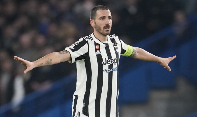 Bonucci abre los brazos ordenando la defensa. Cuotas y pronósticos Juventus vs Genoa, Serie A.