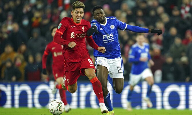 Firmino y Ndidi luchan por controlar el balón. Cuotas Leicester vs Liverpool, Premier League.