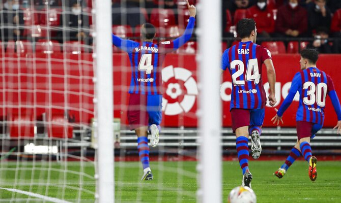 Araujo, Gavi y Eric celebran un gol en la imagen. Cuotas Mallorca vs Barcelona, LaLiga Santander.
