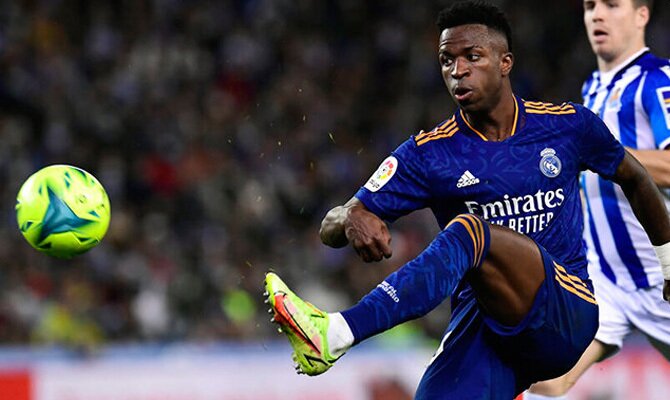 Vinicius controla el balón ante la mirada de un rival. Cuotas Real Madrid vs Inter, Champions.