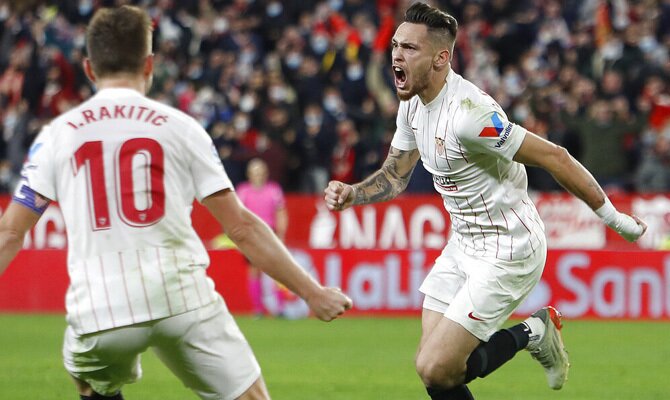 Ocampos y Rakitic celebran un gol del argentino. Cuotas Sevilla vs Barcelona, LaLiga Santander.