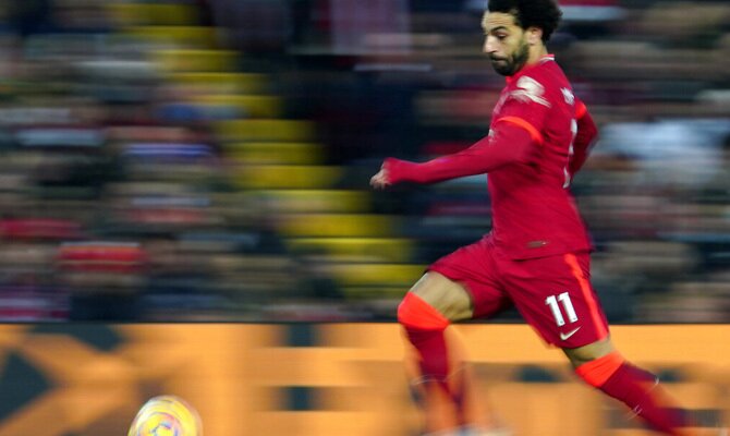 Mohamed Salah conduce el balón a gran velocidad. Cuotas Tottenham vs Liverpool, Premier League.