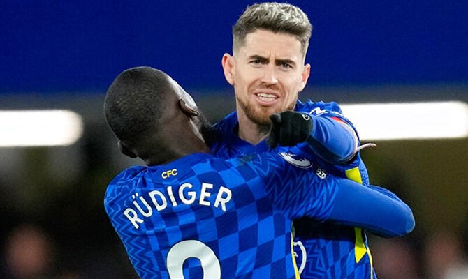 Jorginho y Rudiger se abrazan celebrando un gol. Cuotas y picks West Ham vs Chelsea, Premier.