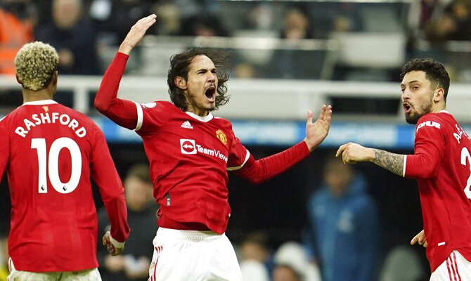 Edinson Cavani levanta los brazos para celebrar un gol. Cuotas Manchester United vs Wolverhampton.