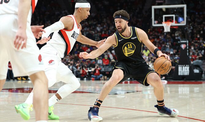 Klay Thompson encara a Josh Hart. Apuestas de la NBA, cuotas, pronósticos y análisis de favoritos.