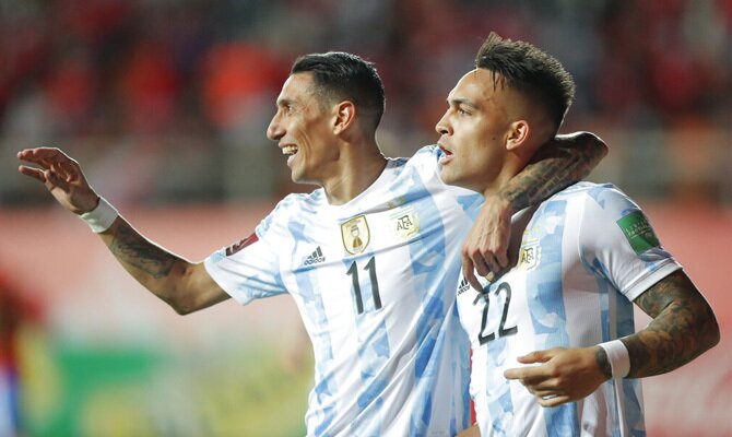 Lautaro y Di María festejando un gol. Pronósticos Argentina vs Colombia, Eliminatorias Conmebol.