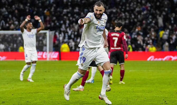 Karim Benzema celebrando un gol. Cuotas Clásico Supercopa de España, Barcelona vs Real Madrid.