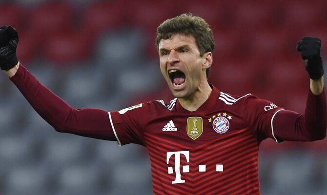 Thomas Müller celebra un gol en la imagen. Cuotas y picks Bayern Múnich vs Borussia Mönchengladbach.