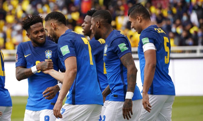 Los jugadores brasileños celebran un gol. Cuotas Eliminatorias Conmebol, Brasil vs Paraguay.