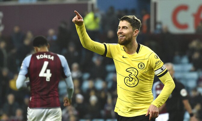 Jorginho señala con el dedo celebrando un gol. Cuotas Chelsea vs Liverpool, Premier League.