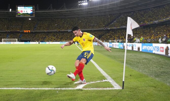 James Rodríguez bota un saque de esquina. Cuotas y picks Colombia vs Perú, Eliminatorias Conmebol.