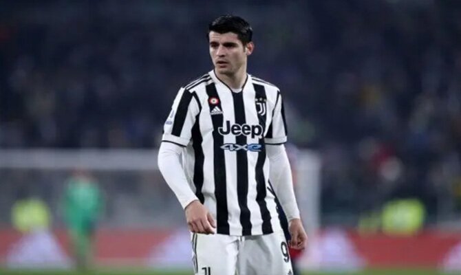 Álvaro Morata sigue una jugada con detenimiento. Cuotas Inter vs Juventus.