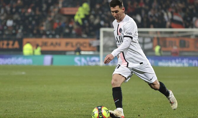 Leo Messi se dispone a golpear el balón. Pronósticos y cuotas Olympique Lyon vs PSG, Ligue 1.