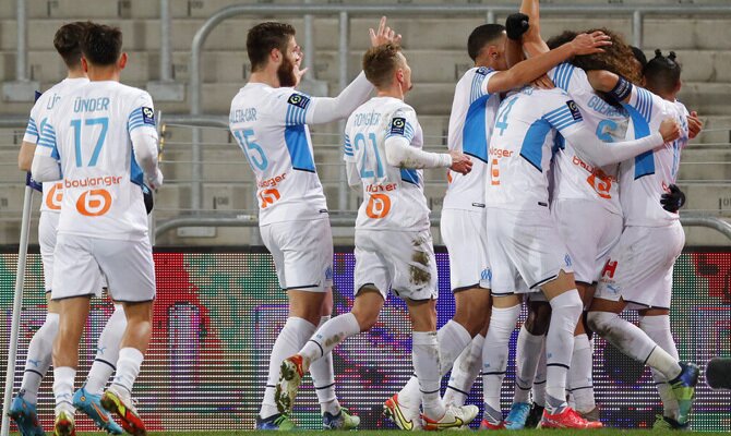 Bakambu celebra un gol junto a sus compañeros. Cuotas Marsella vs Montpellier, Copa de Francia.