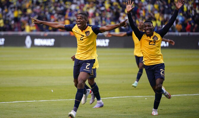 Félix Torres celebra un gol con sus compañeros. Cuotas y pronósticos Perú vs Ecuador.