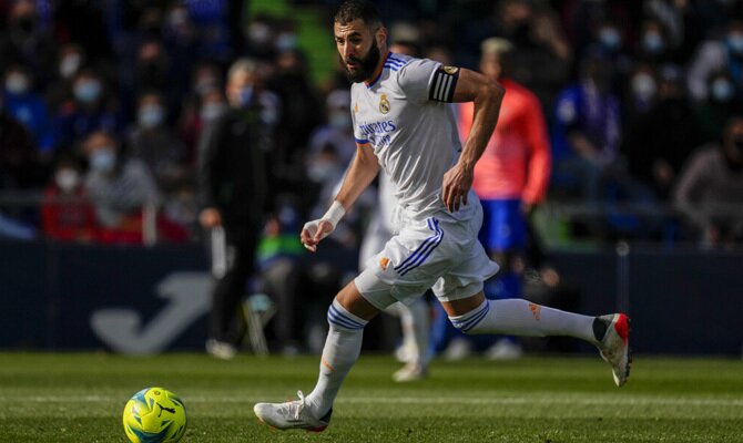 Imagen de Benzema con el balón controlado. Pronósticos Real Madrid vs Valencia, LaLiga Santander.