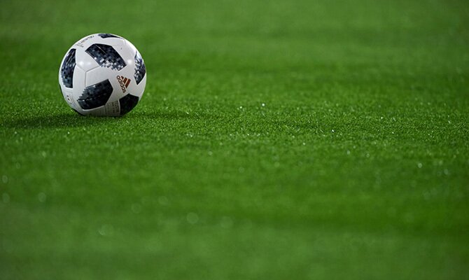 Imagen de un balón de fútbol sobre el césped. Cuotas Alianza Lima vs Carlos Mannucci de la Liga 1.