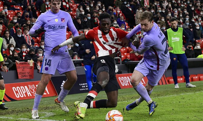 Williams y De Jong pelean por el balón. Cuotas Barcelona vs Athletic Club, LaLiga Santander.